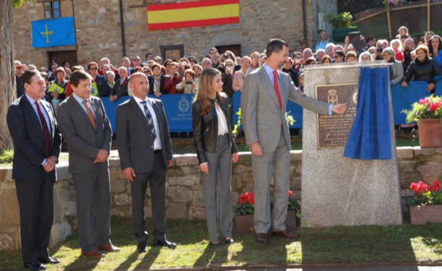 Don Felipe en presencia de Doña Letizia descubre la Placa Conmemorativa de Teverga como Pueblo Ejemplar